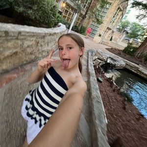 Meet your Posher, Elise
